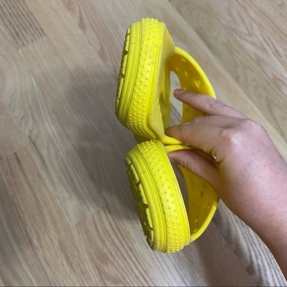 Crocs Yellow Slide Sandals Sz 6 Women’s Open Toe - Picture 6 of 7